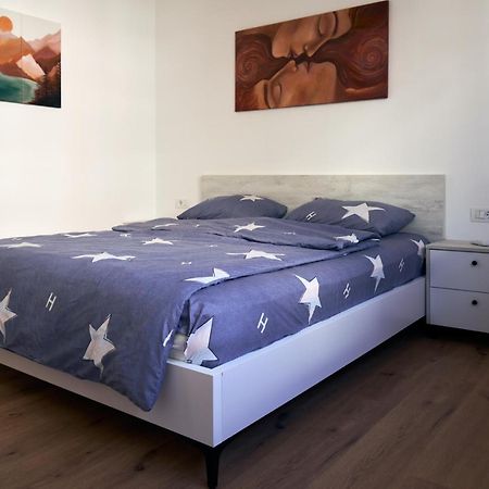 Central Beach Apartment Sarandë Esterno foto