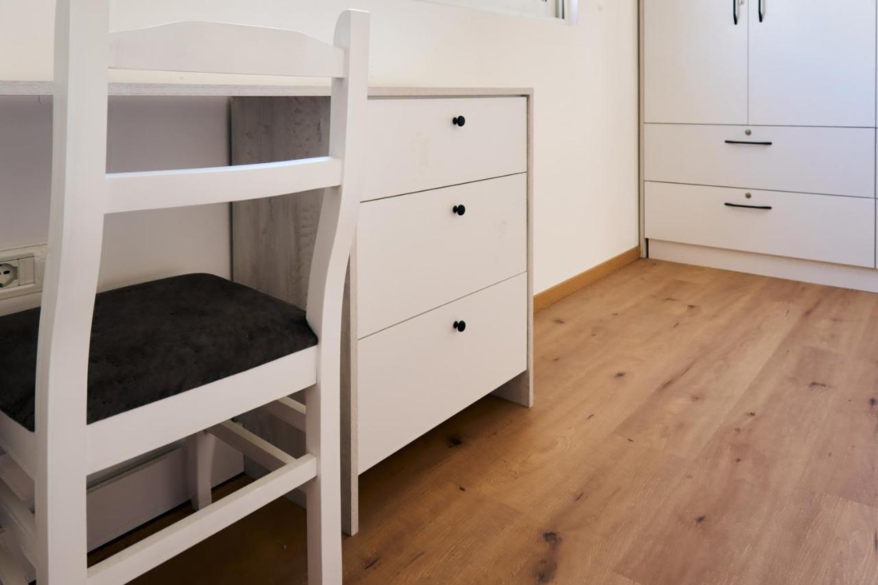 Central Beach Apartment Sarandë Esterno foto