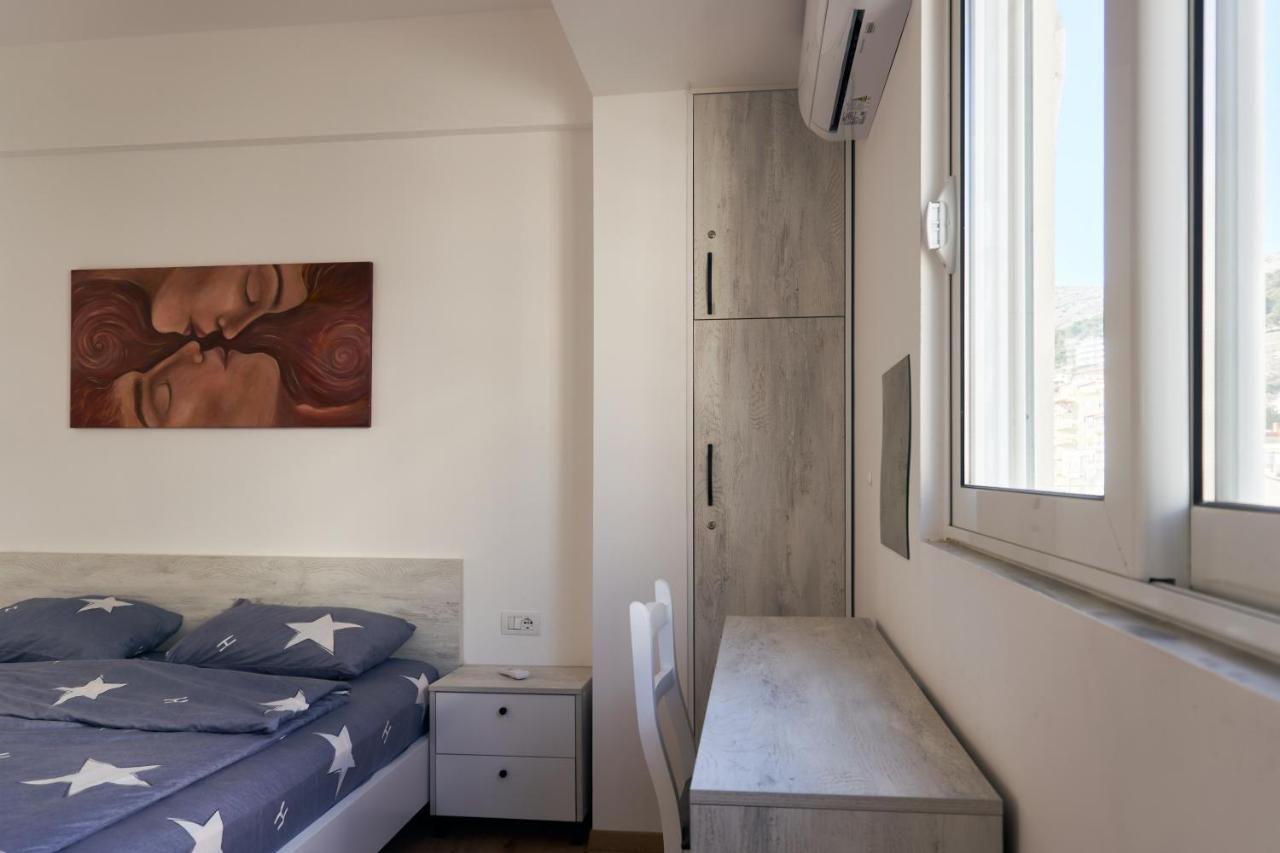 Central Beach Apartment Sarandë Esterno foto