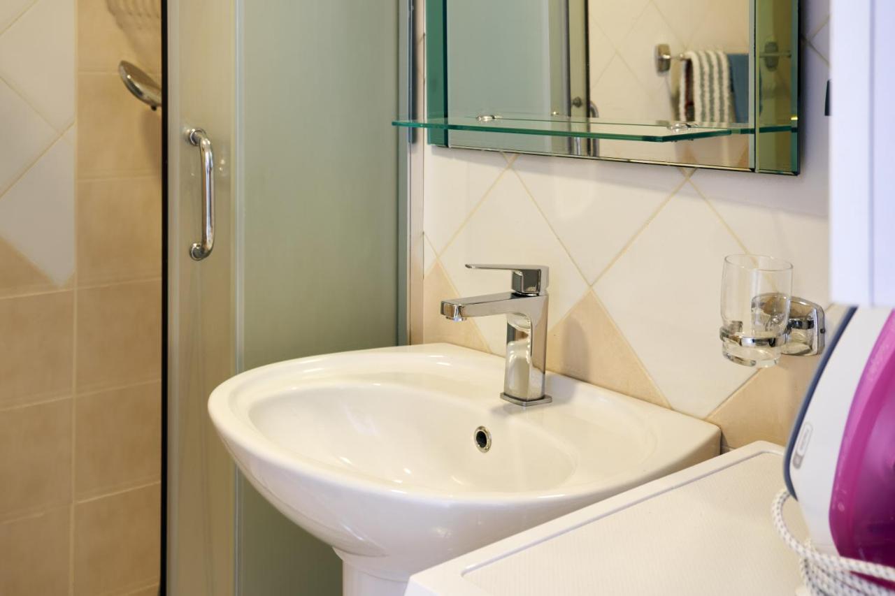 Central Beach Apartment Sarandë Esterno foto