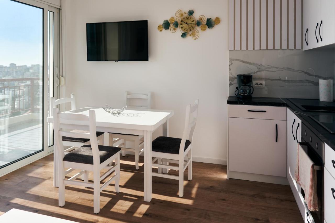 Central Beach Apartment Sarandë Esterno foto